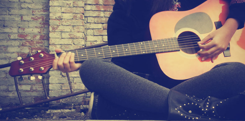 Mulher tocando violão